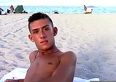 Flacas jovencito tyler comido consiguiendo atrapada en el desnudos en la playa