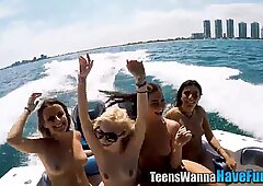Yacht party teenies bespritzt