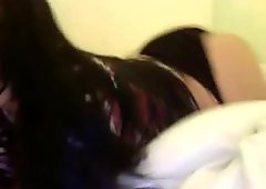 Heiße milf zeigt ihren heißen körper vor der webcam