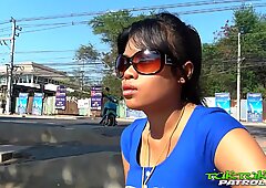 Tuktukpatrol eifrige big titte asiatisch gehämmert mit saftigem Creampie