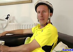 Británico Maduras en los calcetines recoge ciclista para la mierda