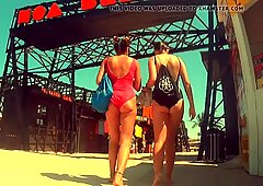 Erstaunliche zwei Teenies haben fickbare freche Ärsche im Bikini
