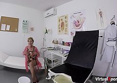 Vollbusiig Oma bekommt POV von ihrem Arzt gefickt
