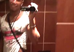 Zickig raven haired teenie bim saugt langen penis ihres latina guy in der toilette