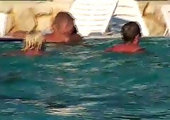 Sex in einer öffentlichkeit schwimmen pool