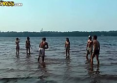 Salzige russische harwlos spielen Volleyball am Strand im Bikini