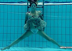 Lucy Gurchenko Russisch Haarig Baby im Pool nackt
