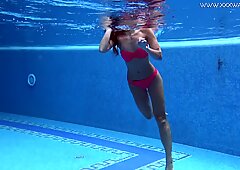 Tiffany Tatum mastubiert ihre sexy haarige Muschi am Pool