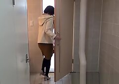 Japanese hottie peeing