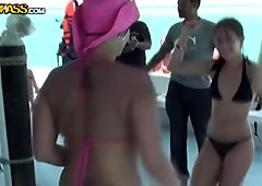 Verwöhnte russische Huren tanzen in winzigen Bikini